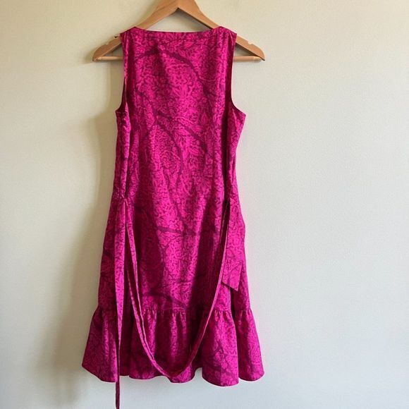 WHBM Fuchsia Sequin Retro Fit & Flare Dress Womens Size S Floral Print V… - Picture 10 of 10